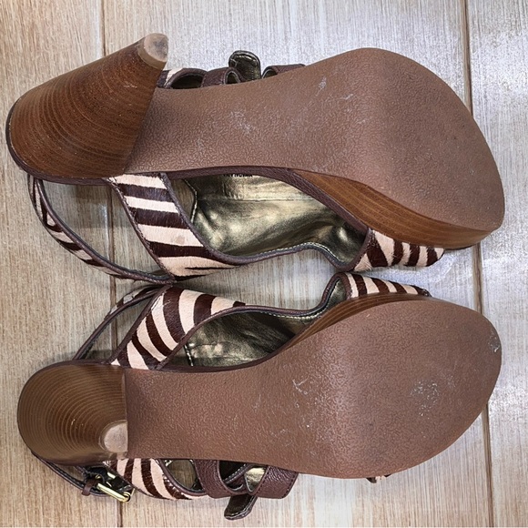Women’s Open Toe Platform Cow Leather Shoe Zebra Print Fur Size 8 Nine West Heel - Picture 8 of 10
